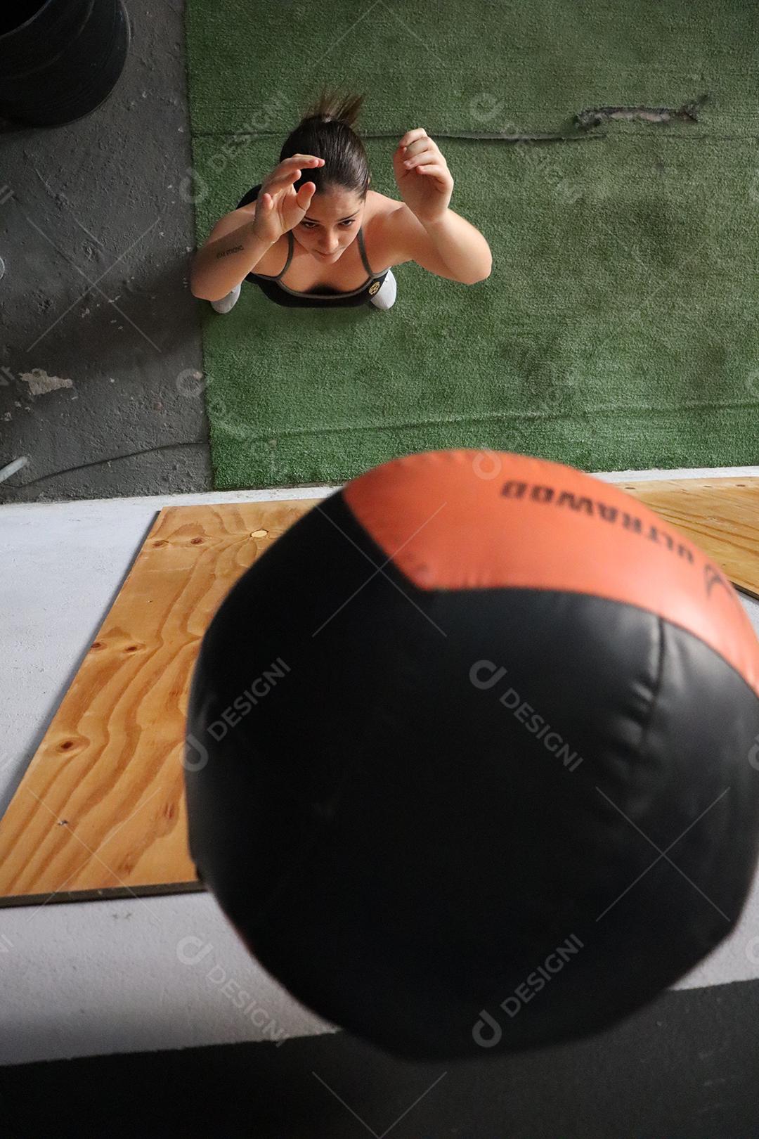 Pessoa praticando esporte jogando bola basquete