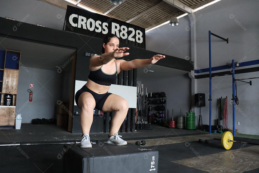 Mulher jovem praticando exercios sobre uma academia Conceito Saúde Melhor