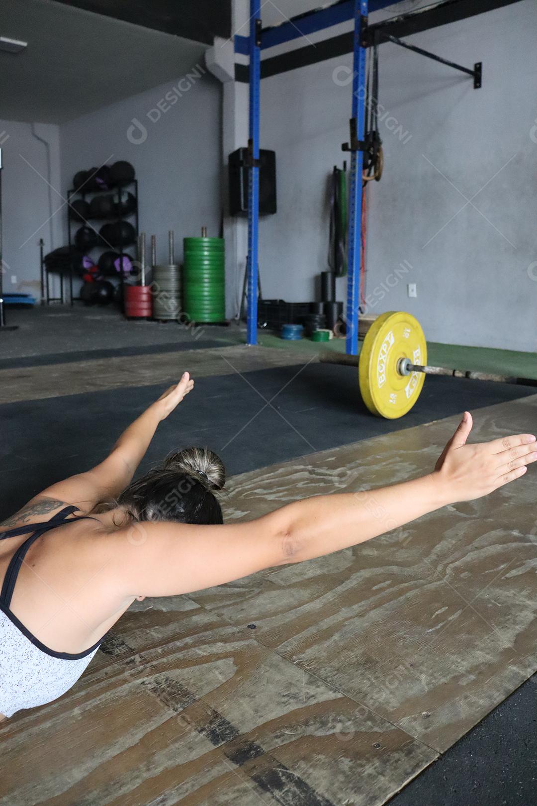 Mulher jovem sobre uma academia fazendo musculações Conceito saude melhor