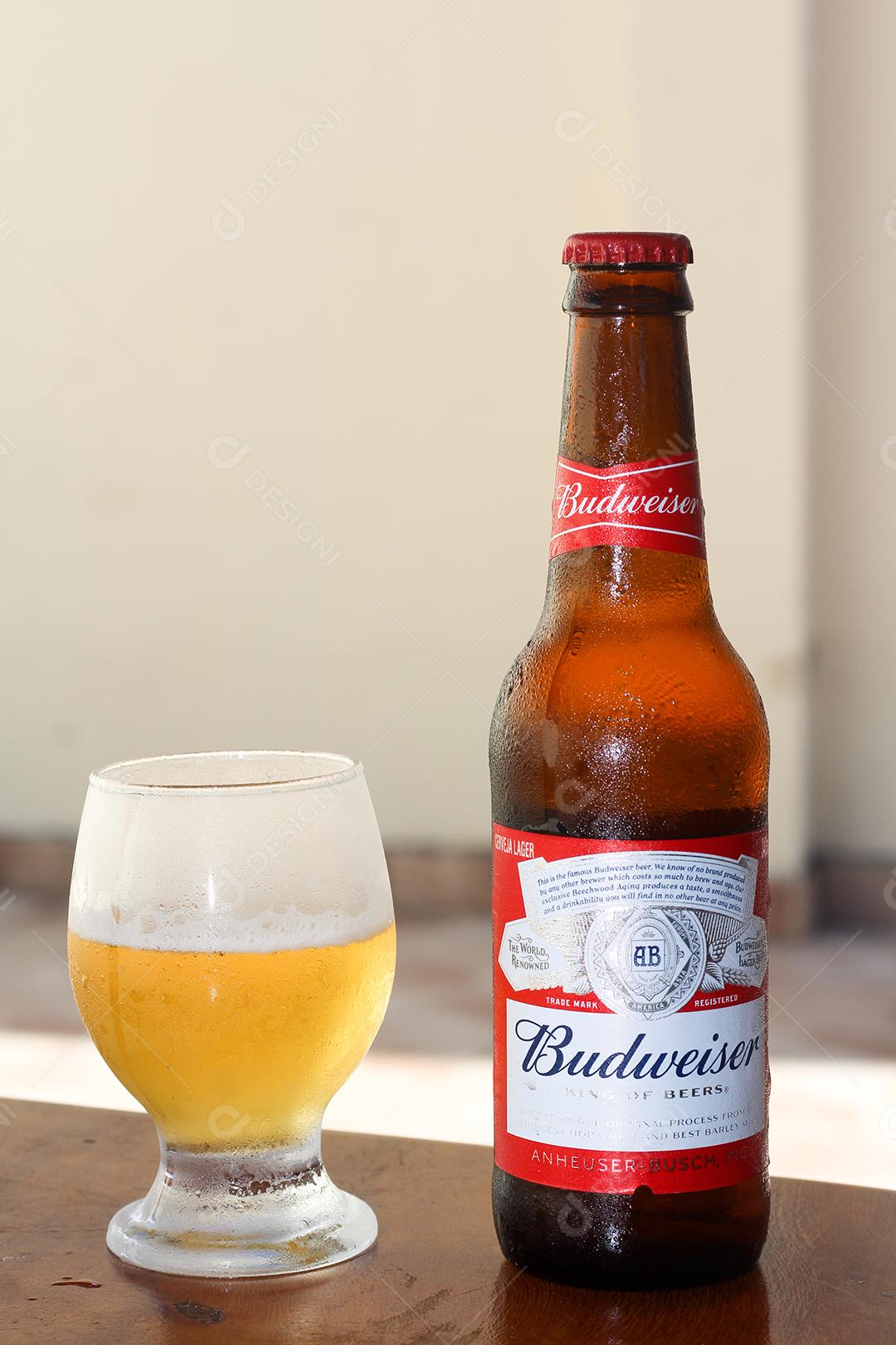 Cerveja sobre uma mesa madeira bar budweiser bebida alcoólica