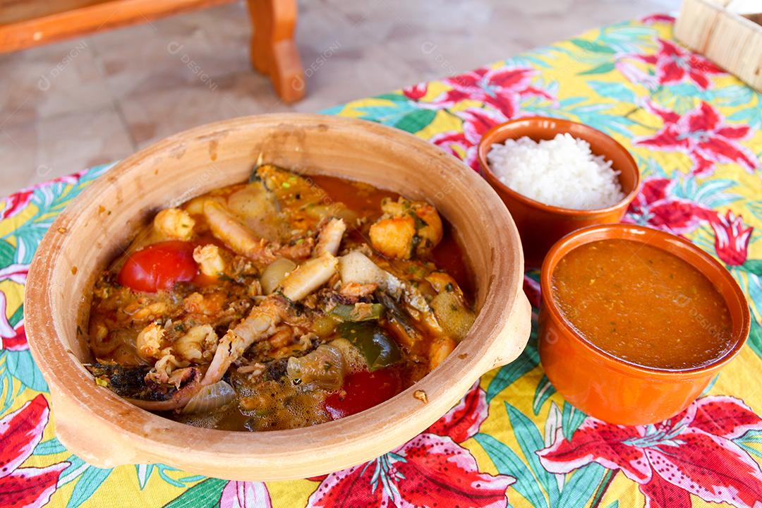 Panelas de comida almoço peixe caldo arroz sobre uma mesa