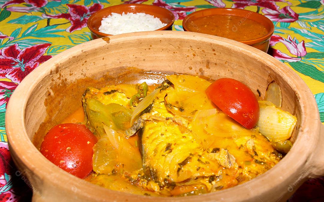Panelas de comida almoço peixe caldo arroz sobre uma mesa