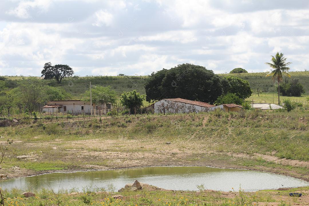 Represa lago sobre uma fazenda na seca