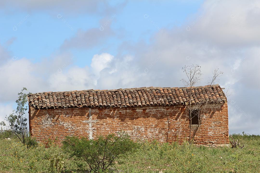 Casa velha sobre uma fazenda terreno sitio