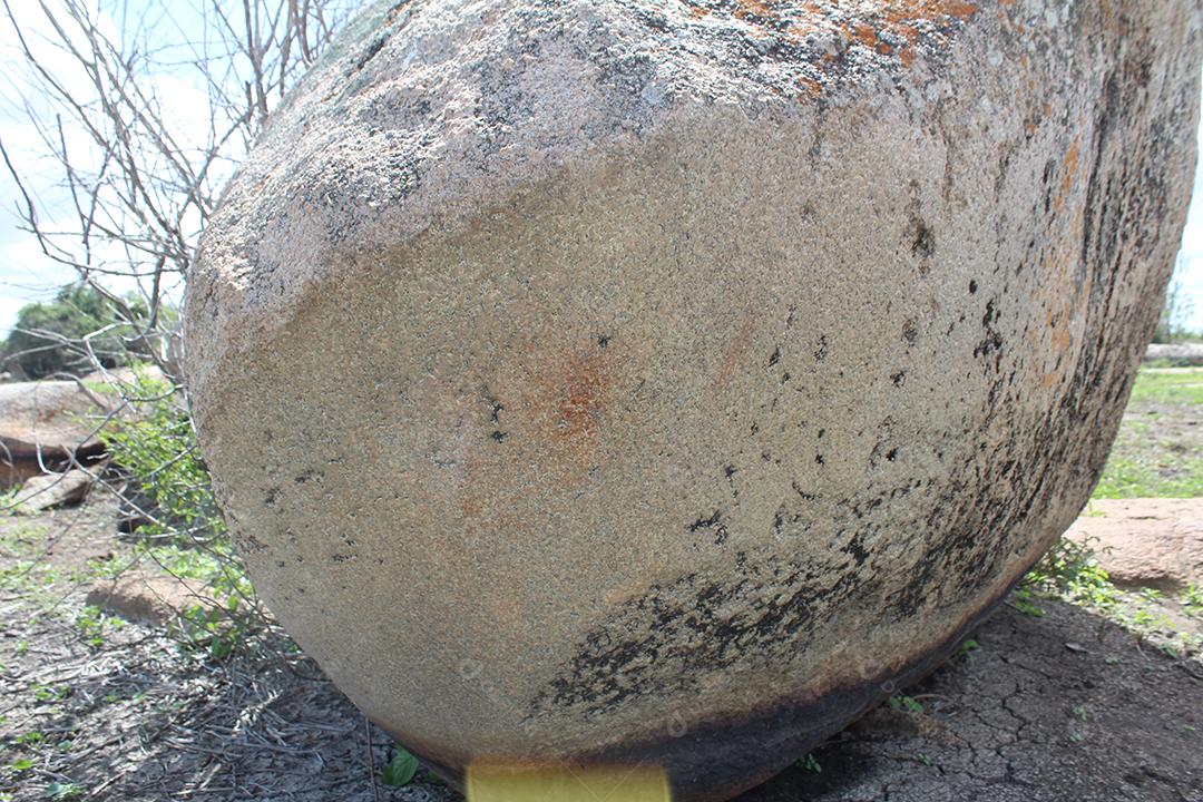 Rocha sobre floresta pedreira sobre dia ensolarado fazenda