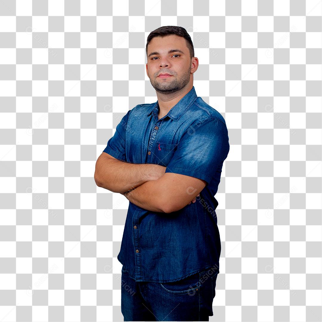 Homem jovem de braços cruzados