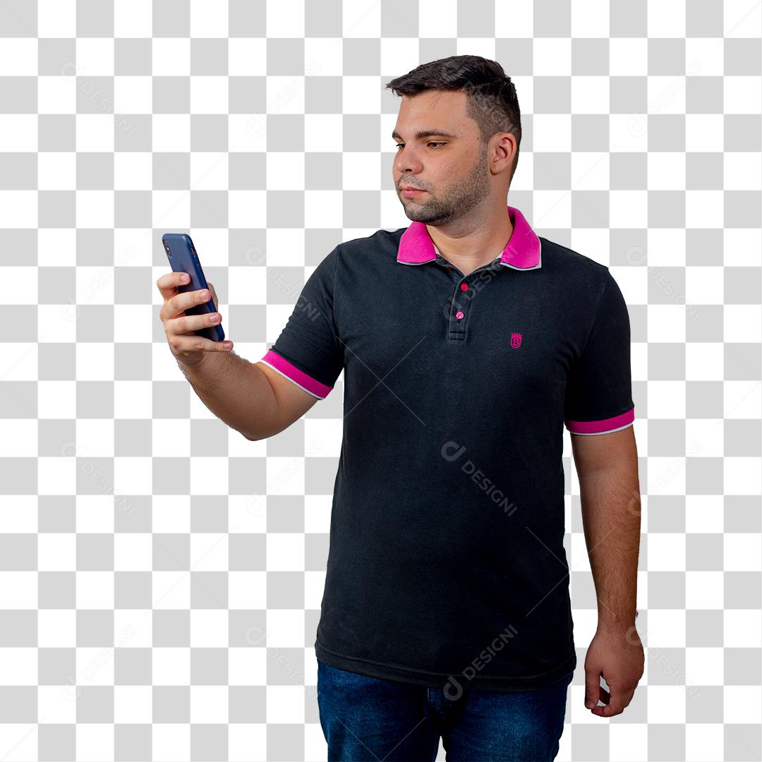 Homem barbudo mexendo em seu celular