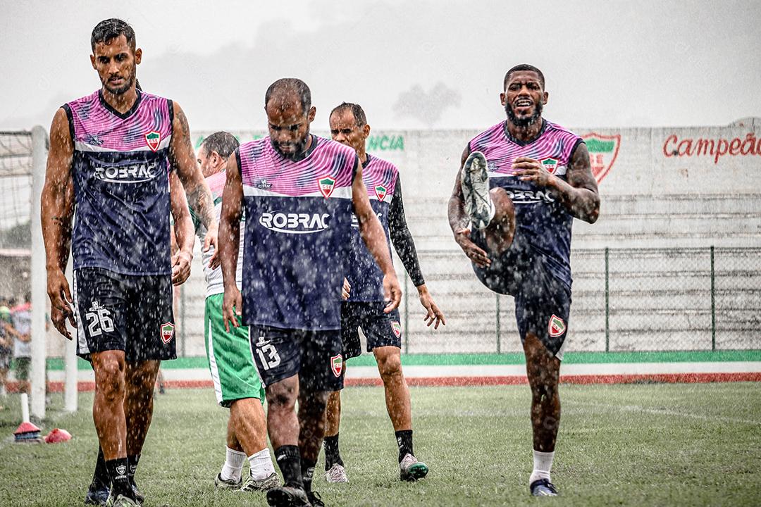 Homem jovem praticando treinos futebol