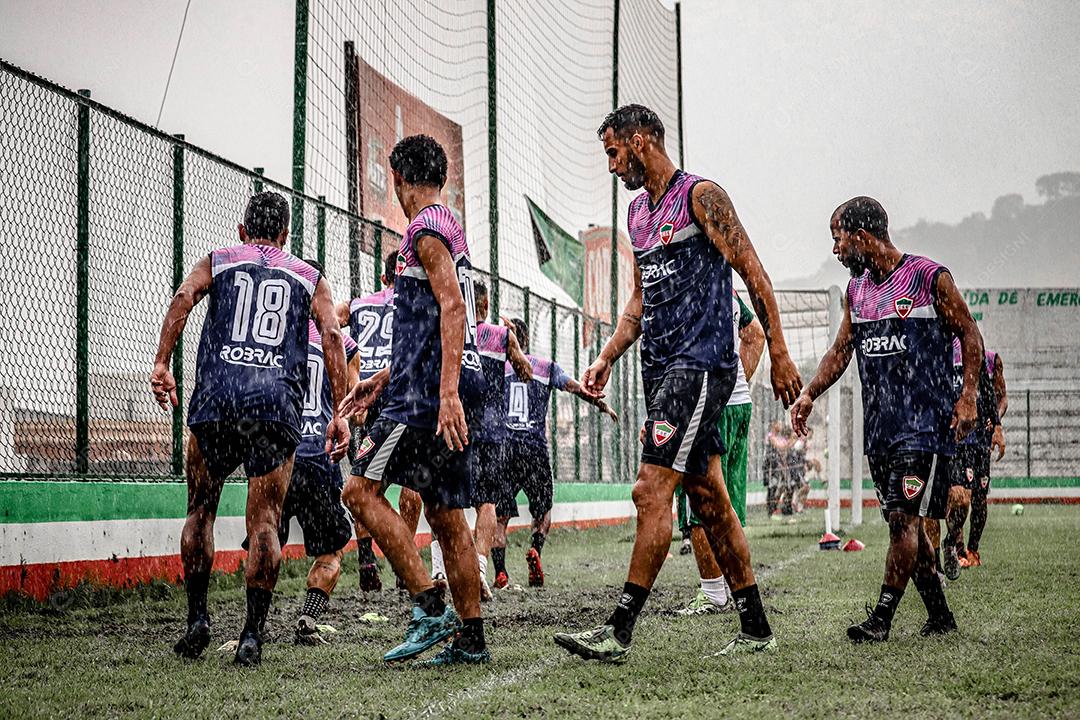 Homem jovem praticando treinos futebol
