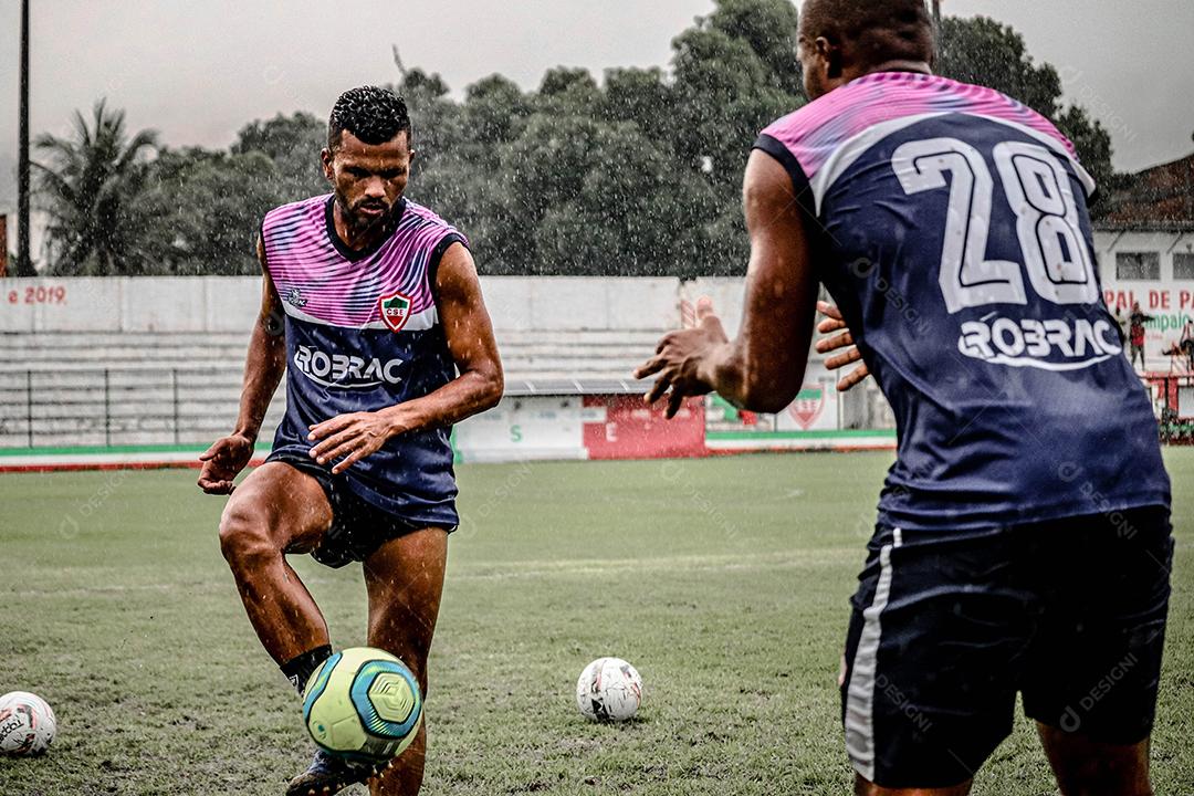 Homem jovem praticando treinos futebol