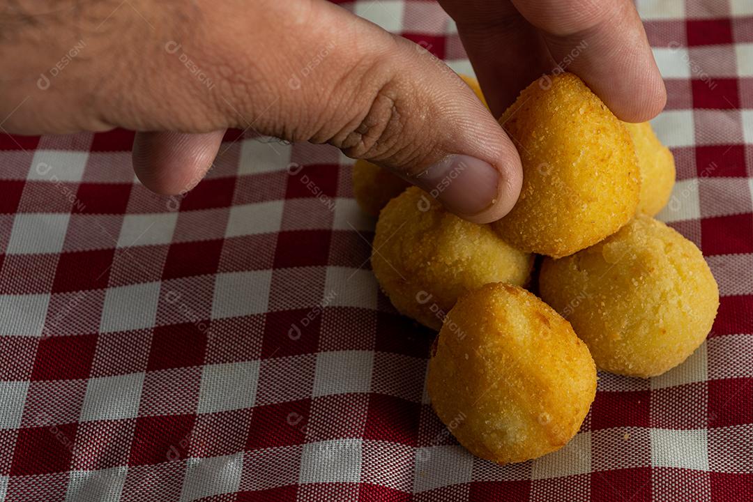 salgadinhos de festa, coxinha, bolinha de queijo, risolis