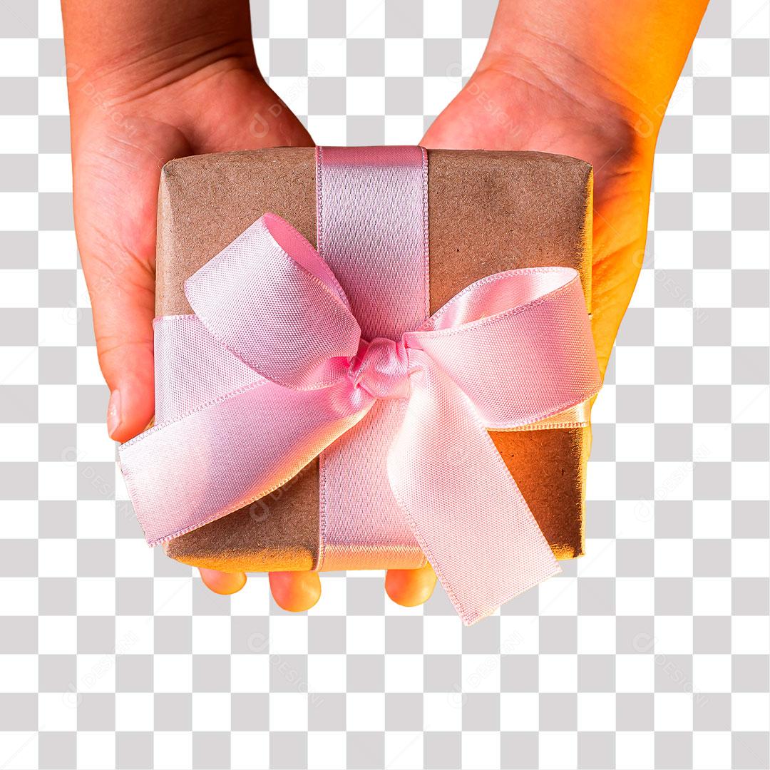 mãos segurando caixa de presente com laço rosa png transparente