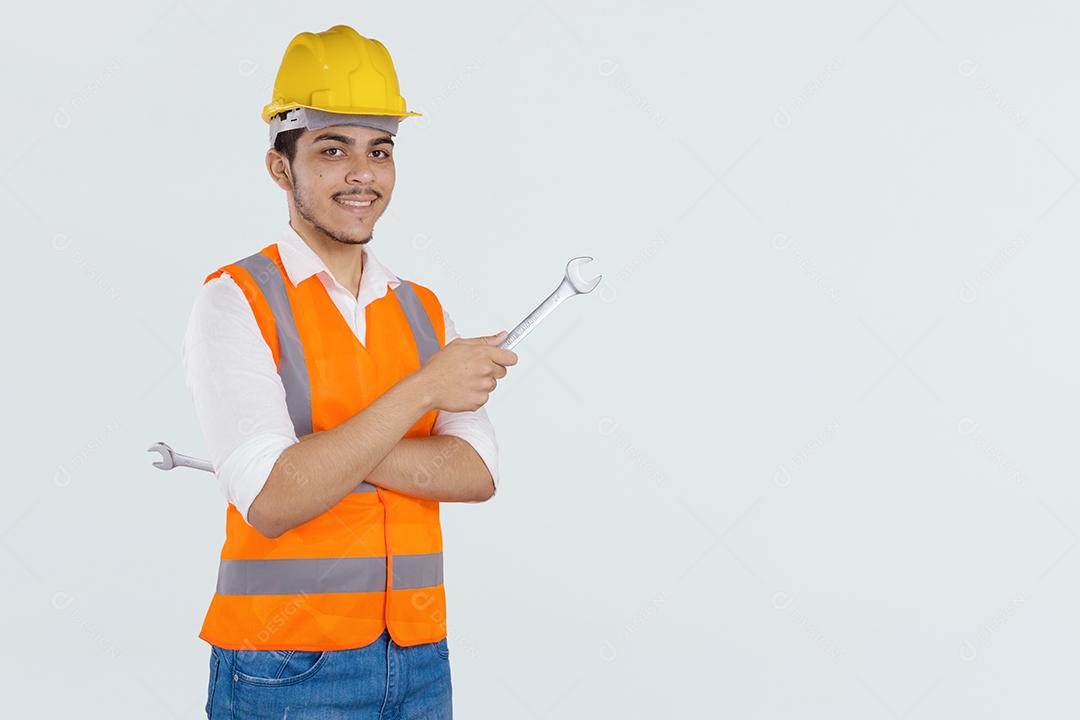 Homem jovem garoto segurando ferramenta usando capacete amarelo chefe de obras