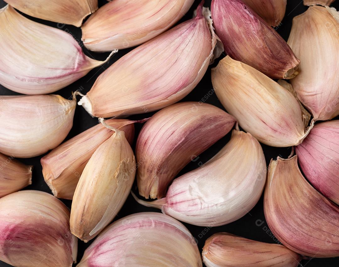 Closeup de dentes de alho. Cenário de comida.