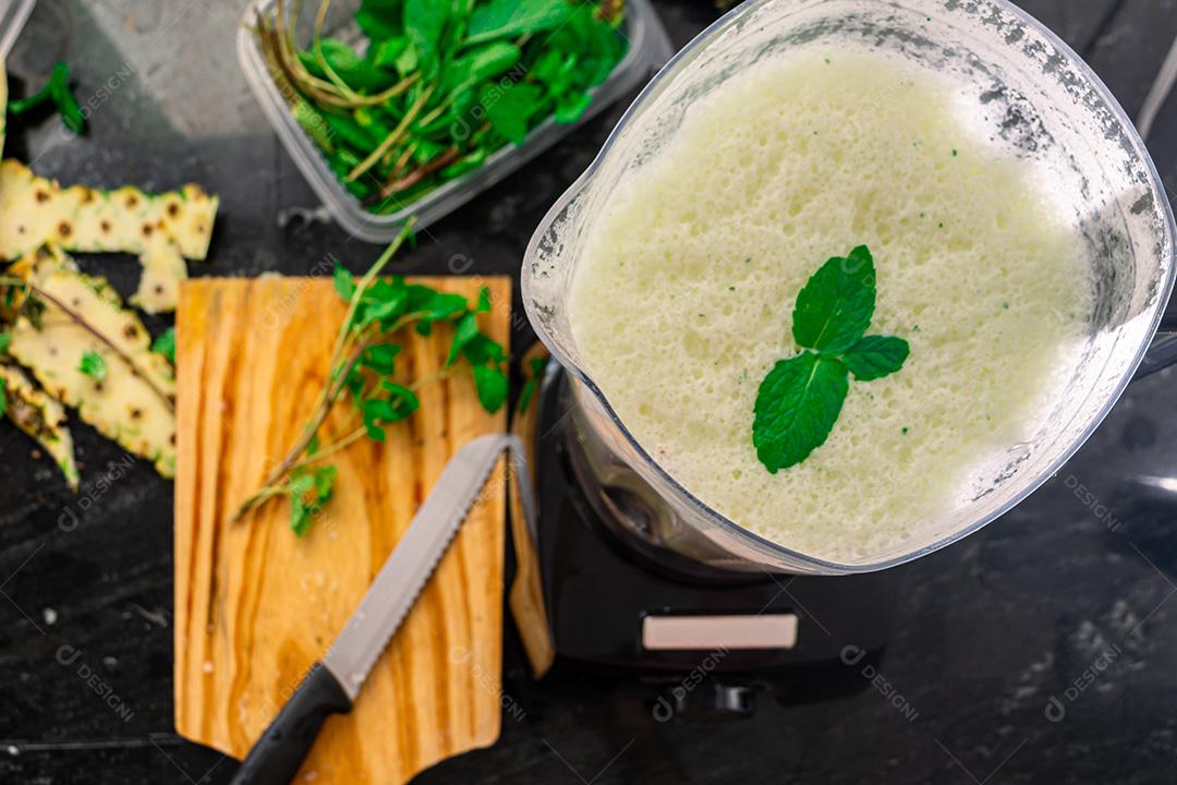 preparando suco natural saudavel abacaxi com hortelã