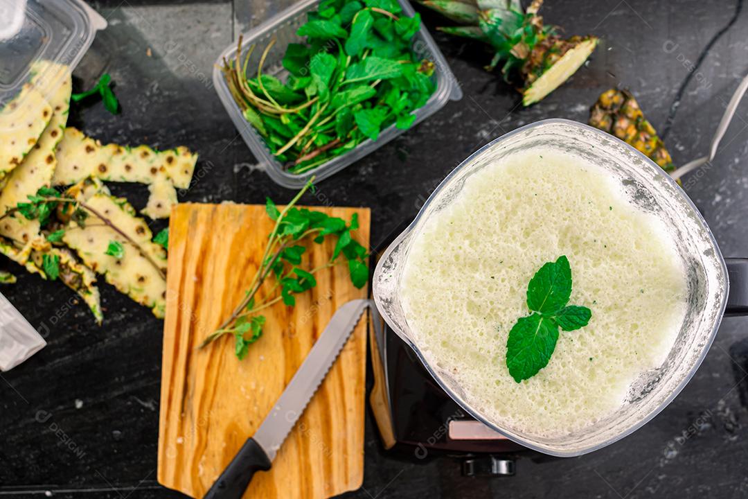 preparando suco natural saudavel abacaxi com hortelã