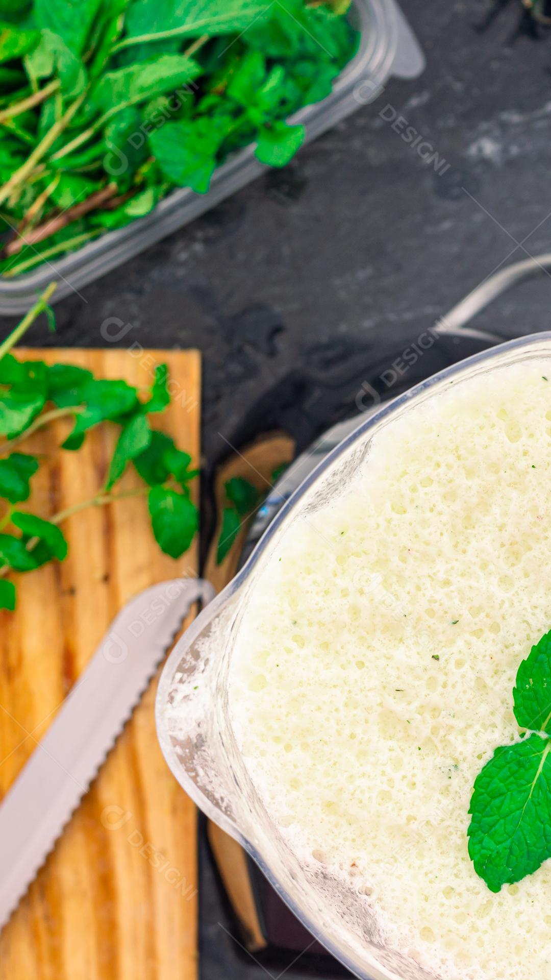 preparando suco natural saudavel abacaxi com hortelã