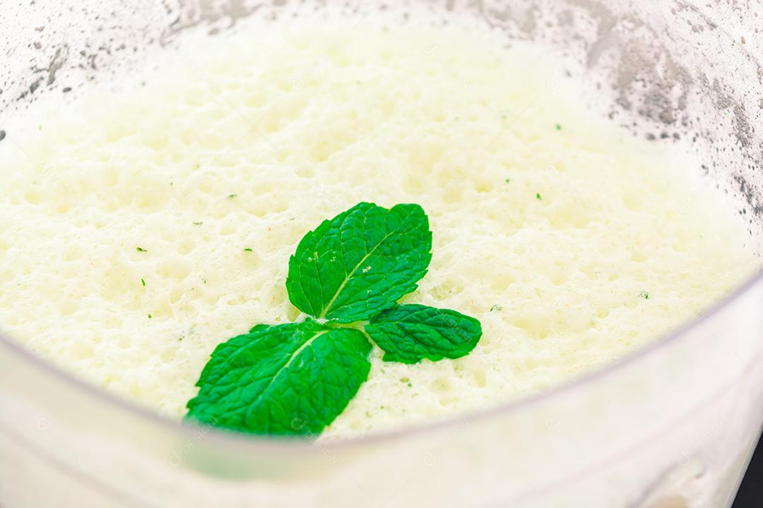 preparando suco natural saudavel abacaxi com hortelã