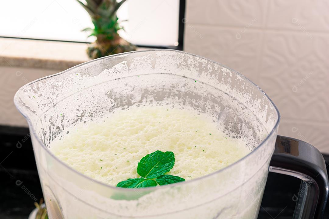 preparando suco natural saudavel abacaxi com hortelã