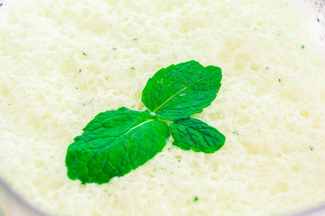 preparando suco natural saudavel abacaxi com hortelã