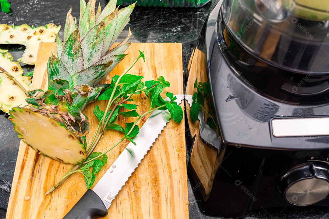 preparando suco natural saudavel abacaxi com hortelã
