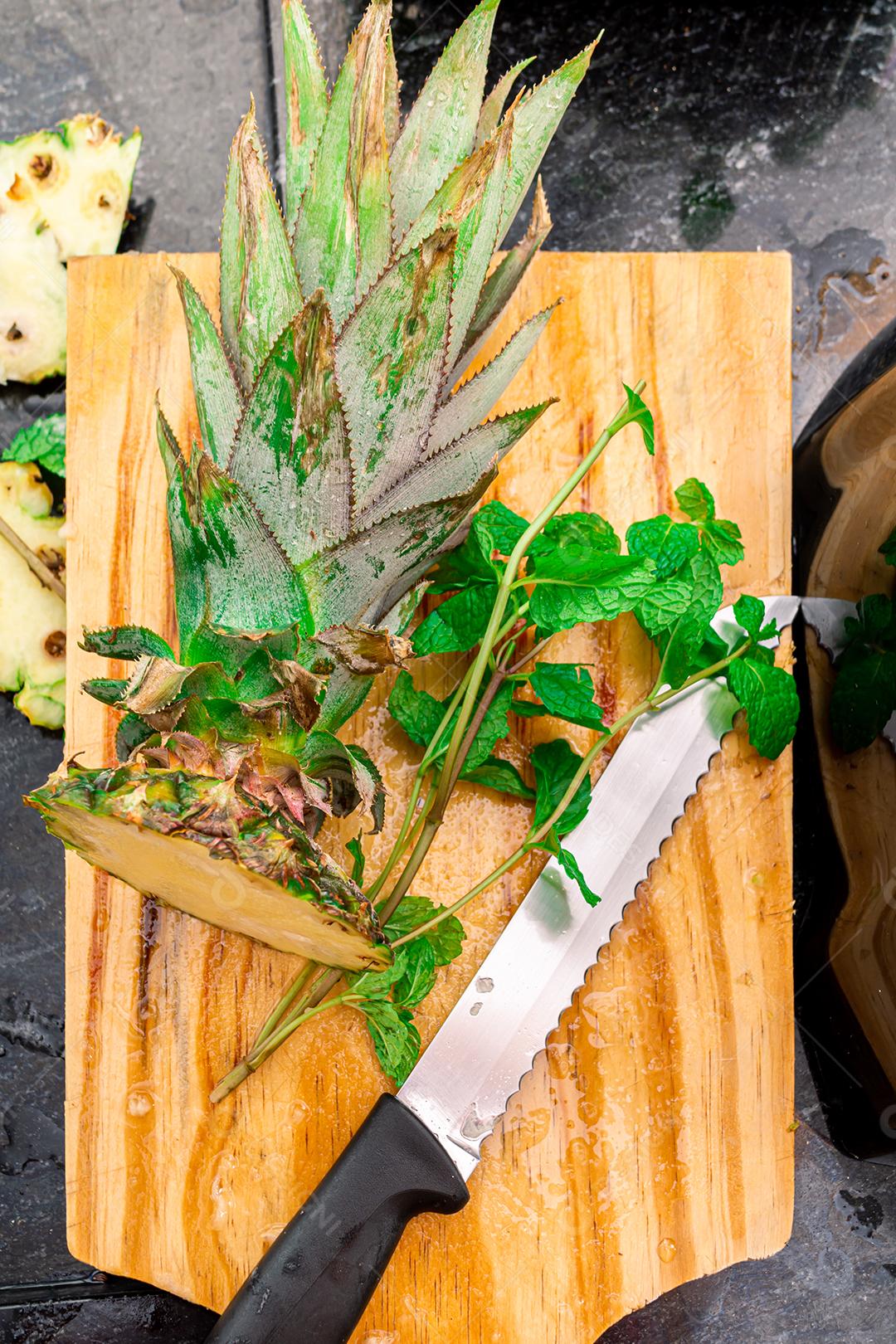 preparando suco natural saudavel abacaxi com hortelã