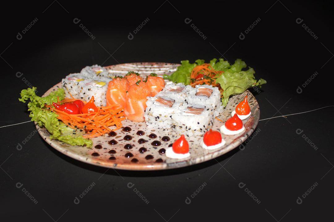 Comida japonesa. Sushi Kome. Salmão, sushi em alga, arroz enroladinho, temperos