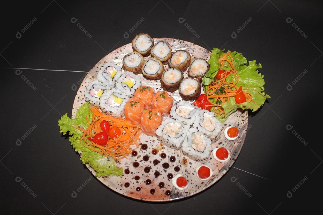 Comida japonesa. Sushi Kome. Salmão, sushi em alga, arroz enroladinho, temperos