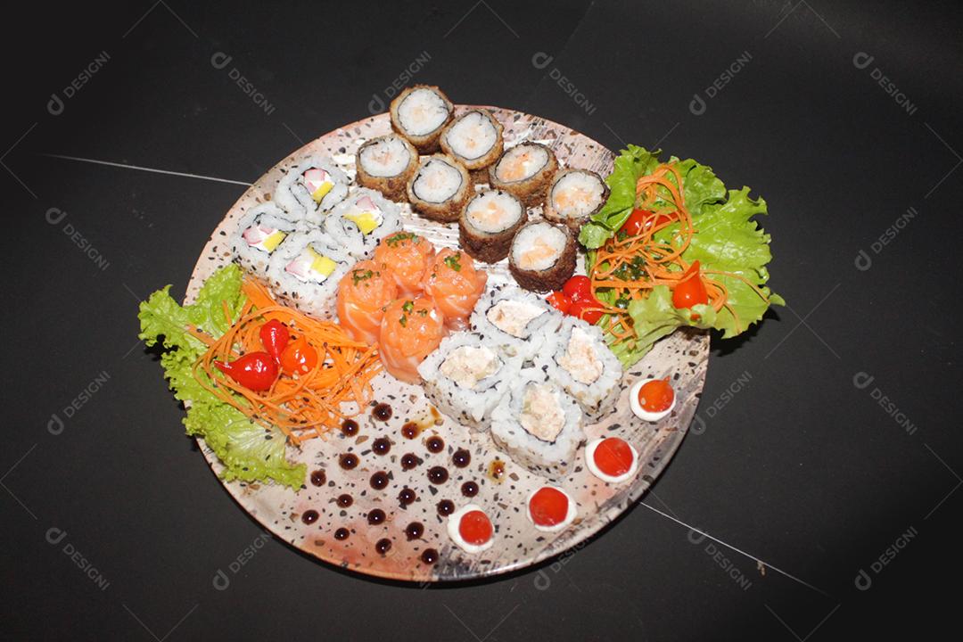 Comida japonesa. Sushi Kome. Salmão, sushi em alga, arroz enroladinho, temperos