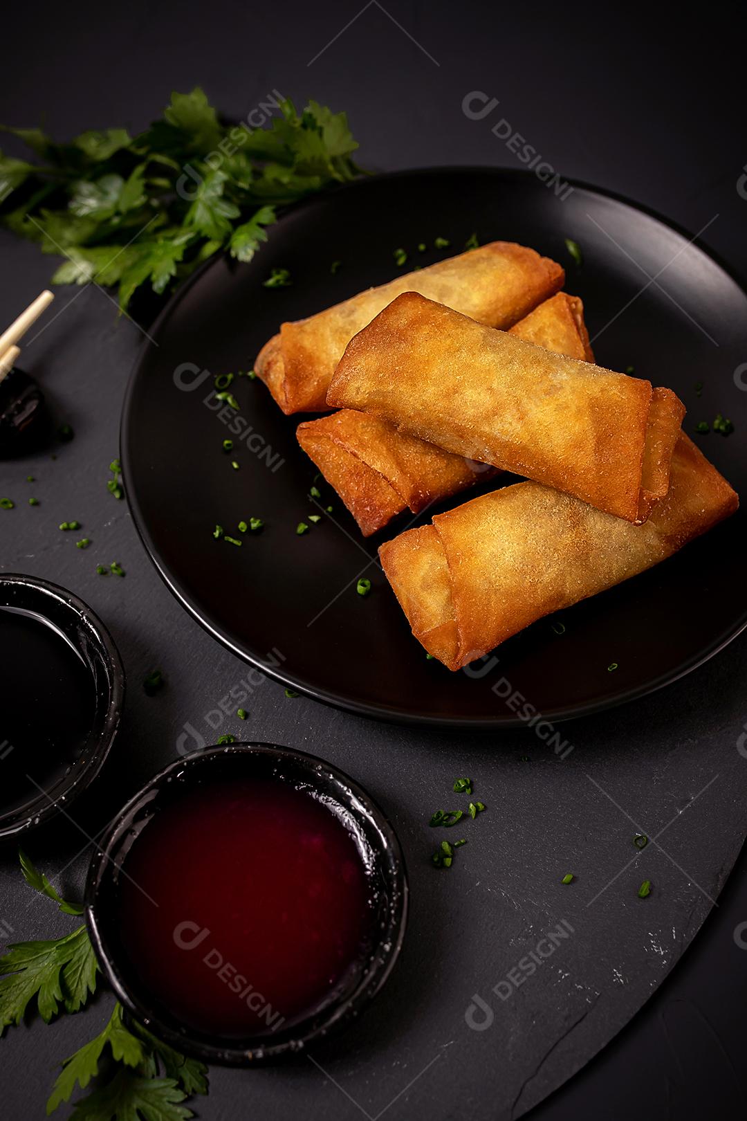 comida japonesa salgado recheado com molho e temperos