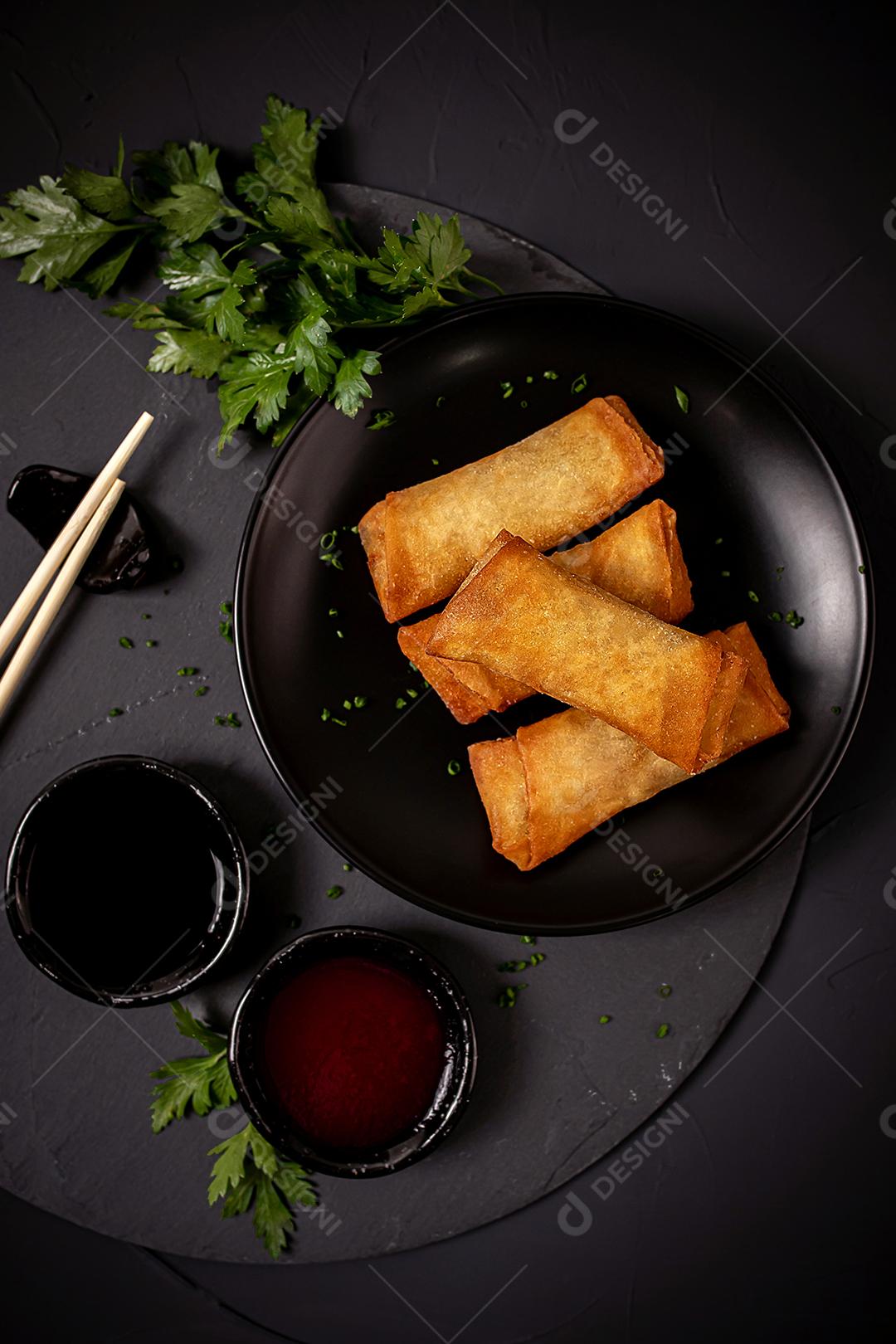 comida japonesa salgado recheado com molho e temperos