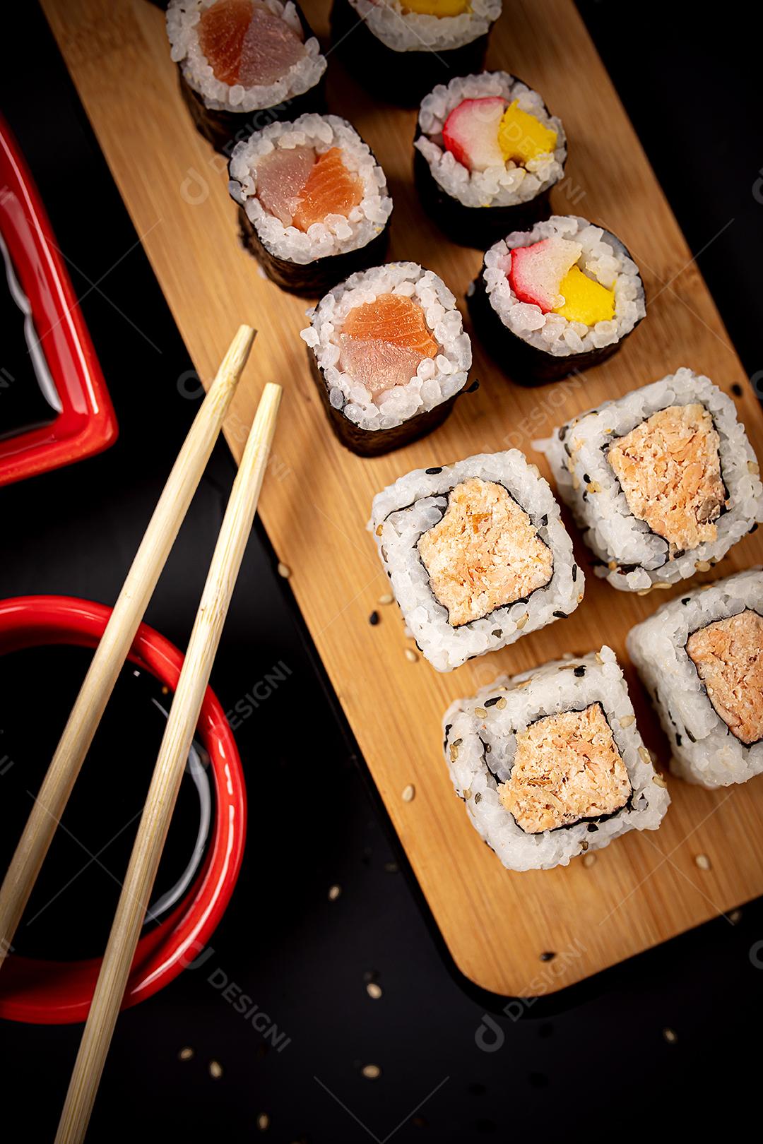 Comida japonesa. Sushi Kome. Salmão, sushi em alga, arroz enroladinho, temperos