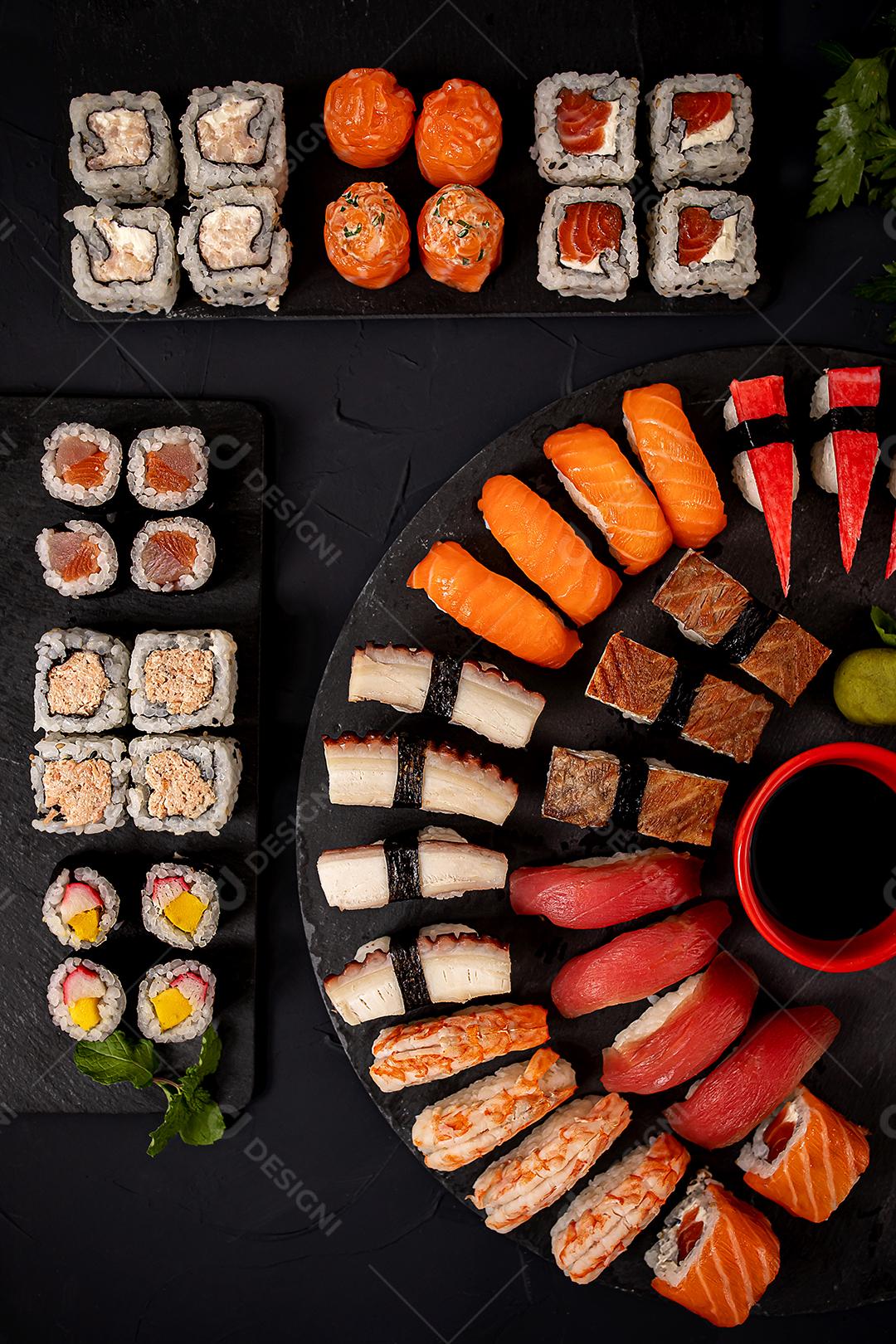 Comida japonesa. Sushi Kome. Salmão, sushi em alga, arroz enroladinho, temperos