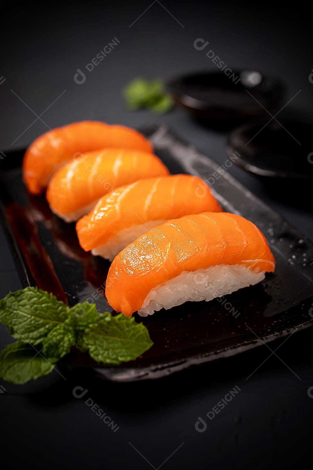 prato com comida japonesa com salmão e molho shoyo