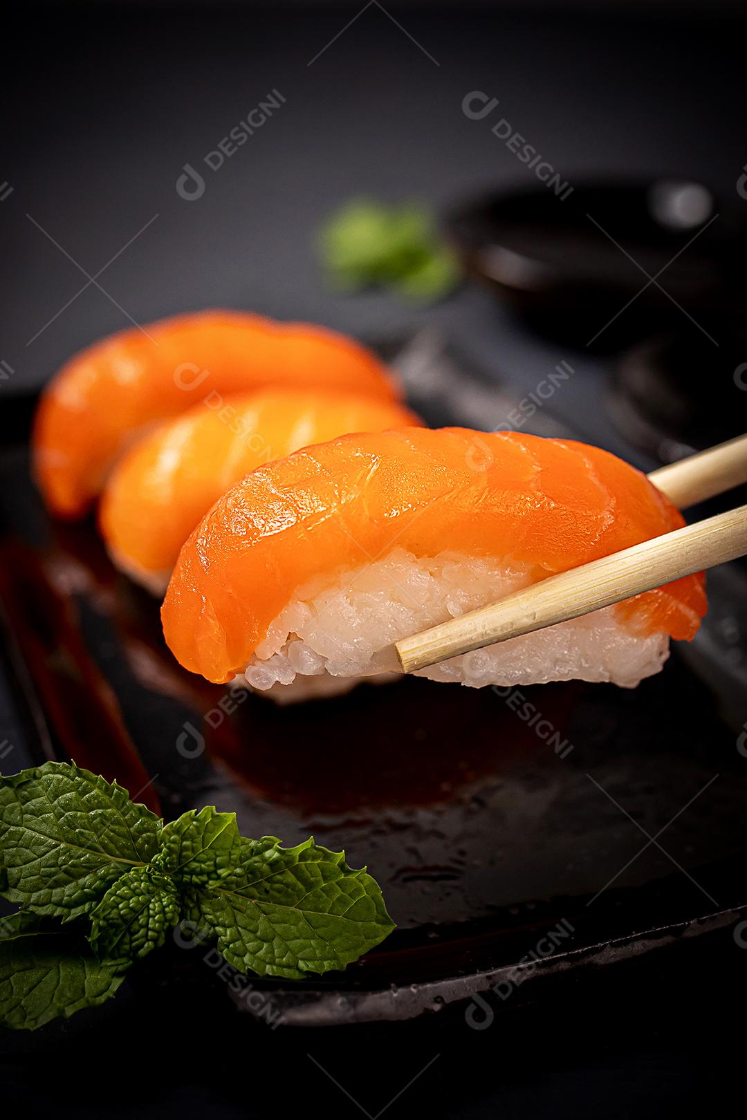 Comida japonesa. Sushi Kome. Salmão