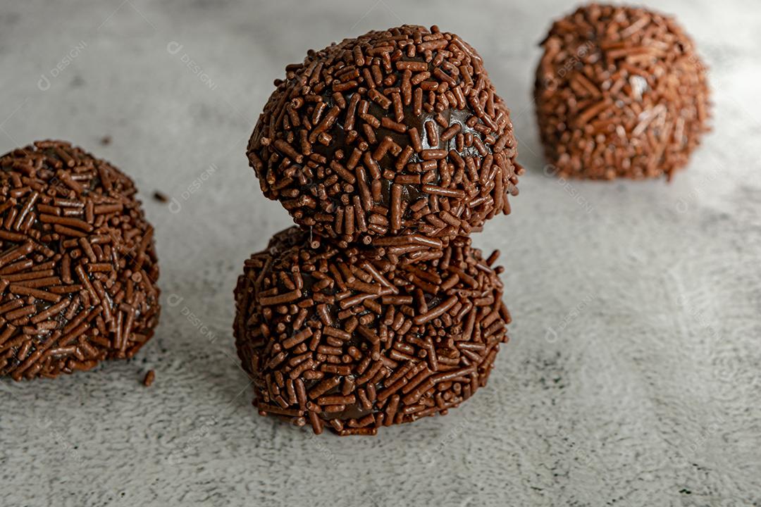 delicioso brigadeiro cremoso mordido. doceria gourmet