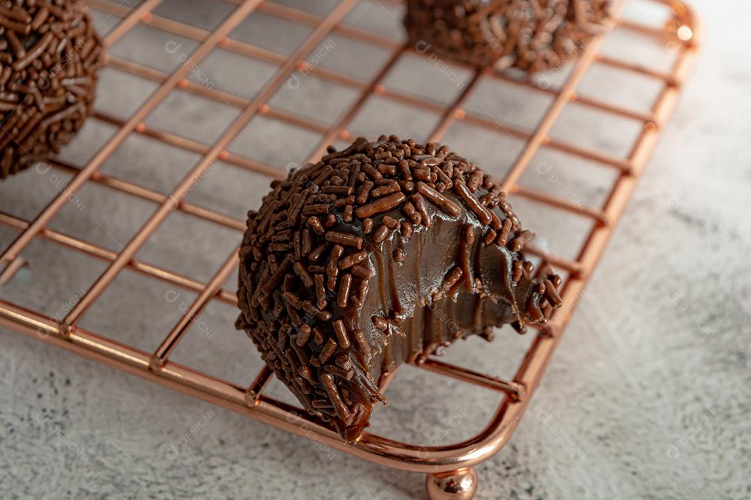 delicioso brigadeiro cremoso mordido. doceria gourmet