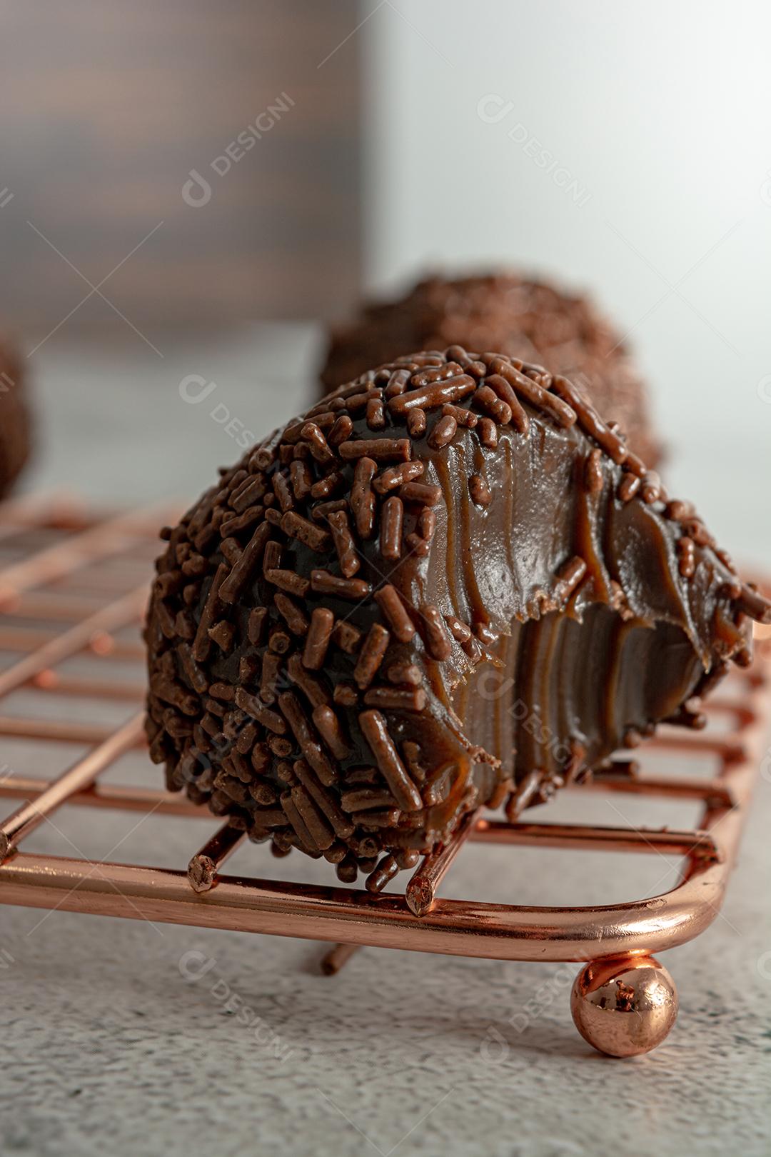 delicioso brigadeiro cremoso mordido. doceria gourmet