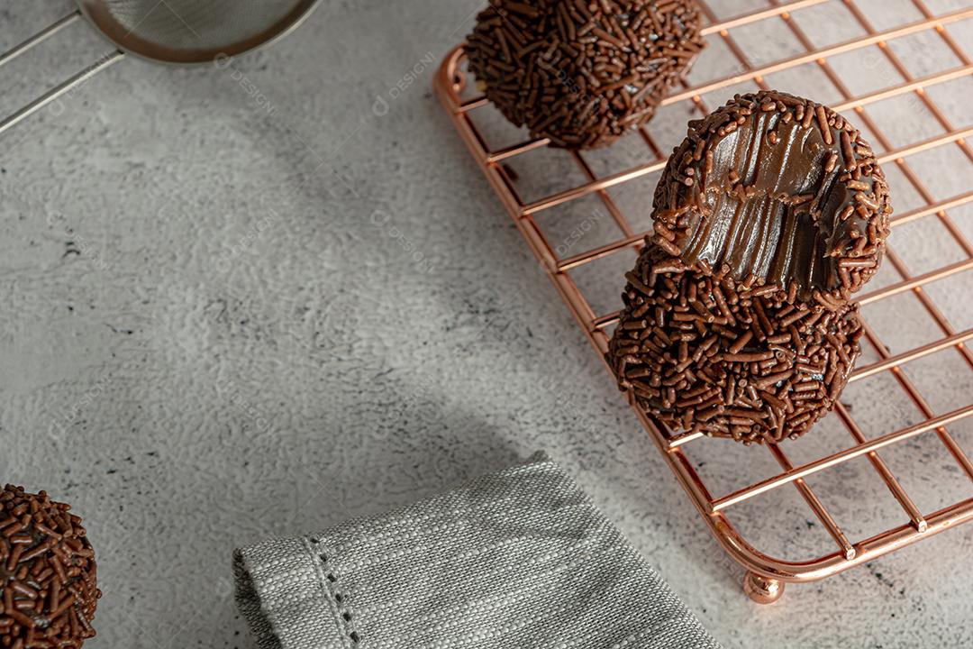 delicioso brigadeiro cremoso mordido. doceria gourmet