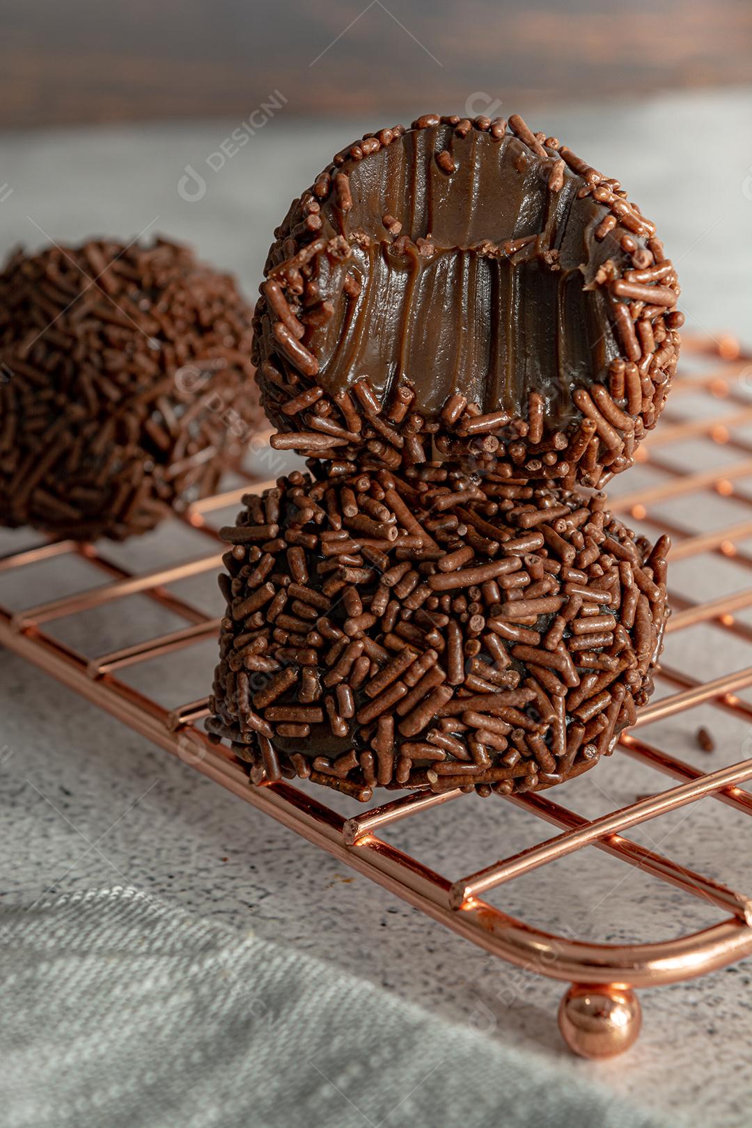 delicioso brigadeiro cremoso mordido. doceria gourmet