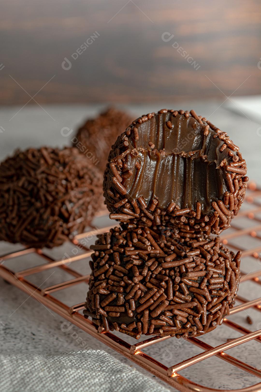 delicioso brigadeiro cremoso mordido. doceria gourmet