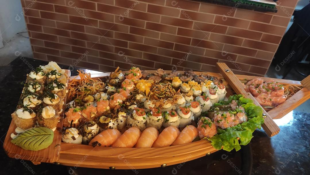 Sushi, cozinha tradicional japonesa. Vários deliciosos sushis em barca decorada