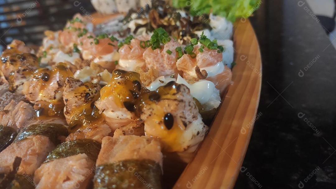 Sushi, cozinha tradicional japonesa. Vários deliciosos sushis em barca