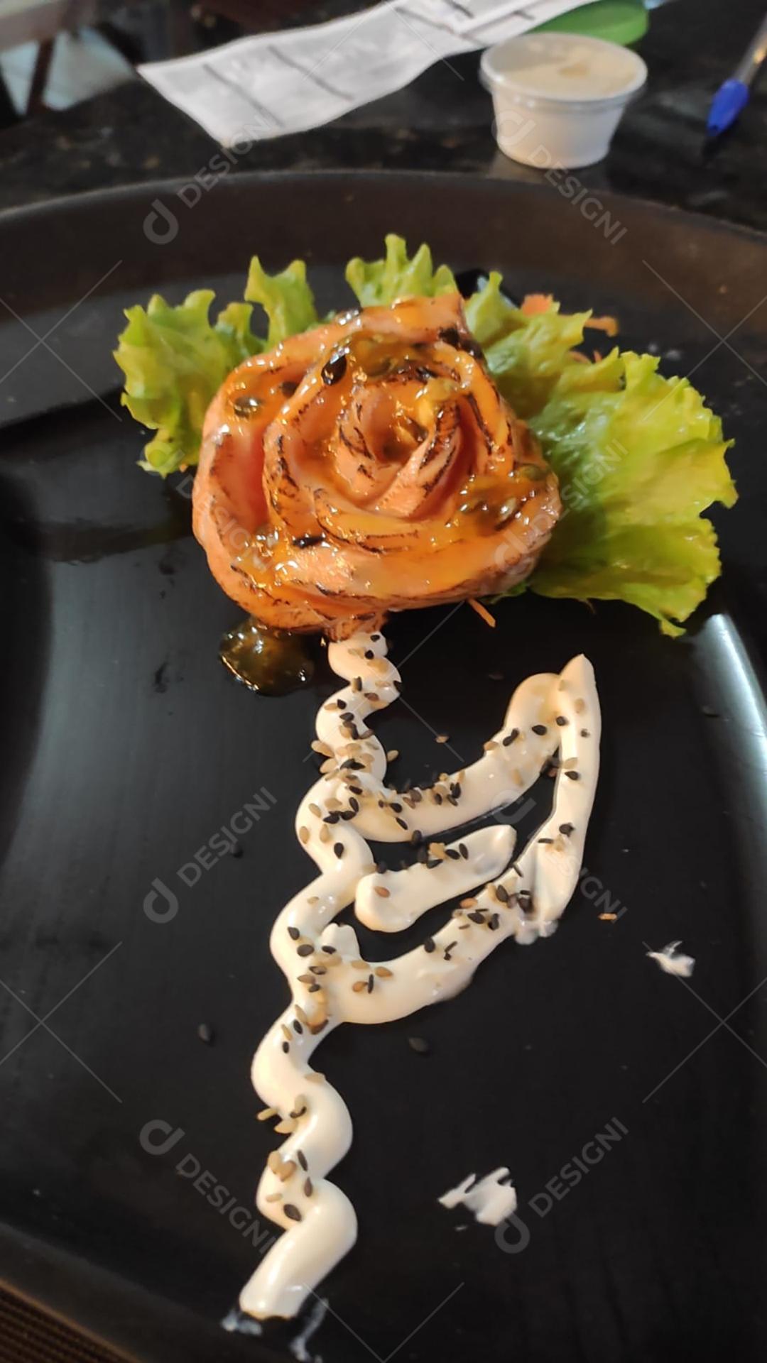 comida japonesa decorada com salmão e vinagre  a frigideira