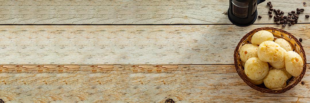 pão de queijo brasileiro ou pão de queijo em um banner de formato ao ar livre