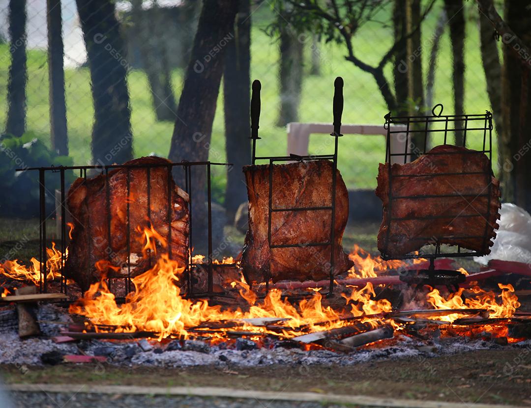 Churrasco Brasileiro, costela em fogo de chão.