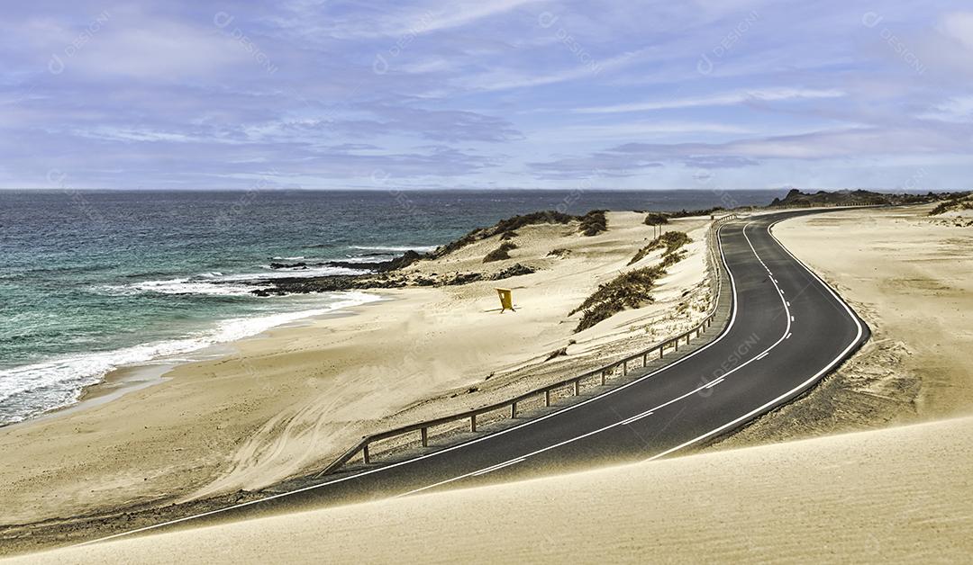 estrada passando pelas dunas ao lado da praia nas dunas de Corralejo, Fuerteventura, Ilhas Canárias, Espanha