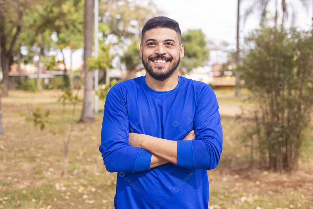 Retrato de sorridente belo jovem agricultor masculino. Homem na fazenda em dia de verão. Atividade de jardinagem. homem brasileiro.