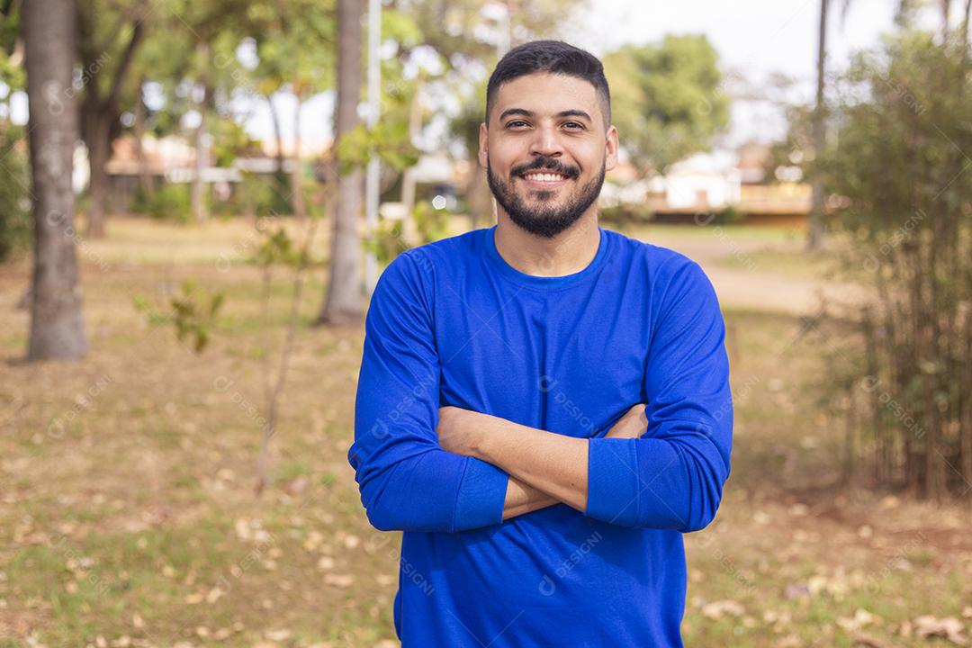 Retrato de sorridente belo jovem agricultor masculino. Homem na fazenda em dia de verão. Atividade de jardinagem. homem brasileiro.