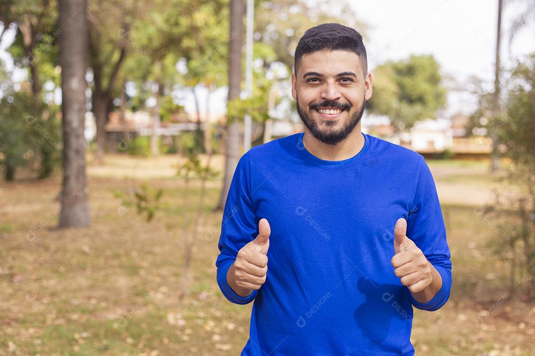 Retrato de sorridente belo jovem agricultor masculino. Homem na fazenda em dia de verão. Atividade de jardinagem. homem brasileiro. Afirmativo